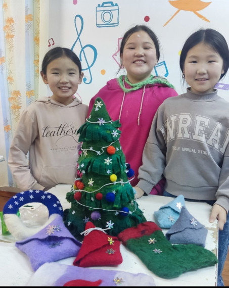 Валяние новогодних игрушек.